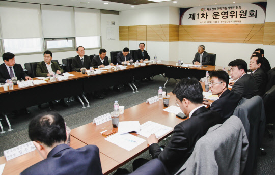 한국철강협회 재료산업인적자원개발위원회는 28일 송파구 가락동 소재 철강협회 대회의실에서 송재빈 철강협회 상근부회장 주재로 제1차 운영위원회를 개최했다.<한국철강협회 제공>